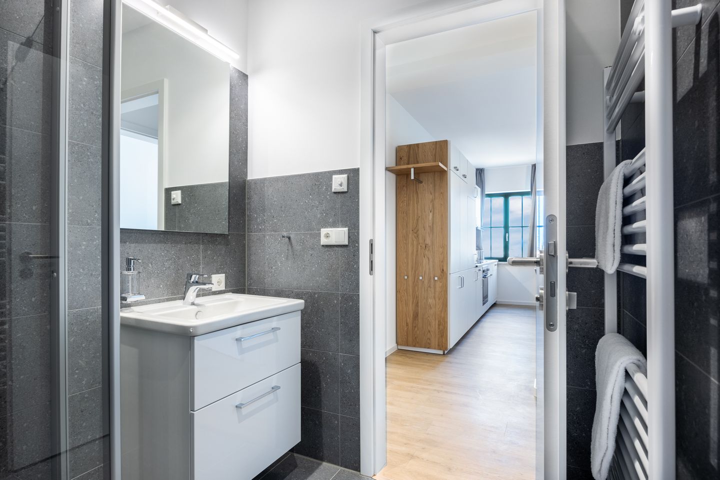 Krusespeicher Krusespeicher 3-44 Wismar - Badezimmer mit Waschtisch und Spiegel