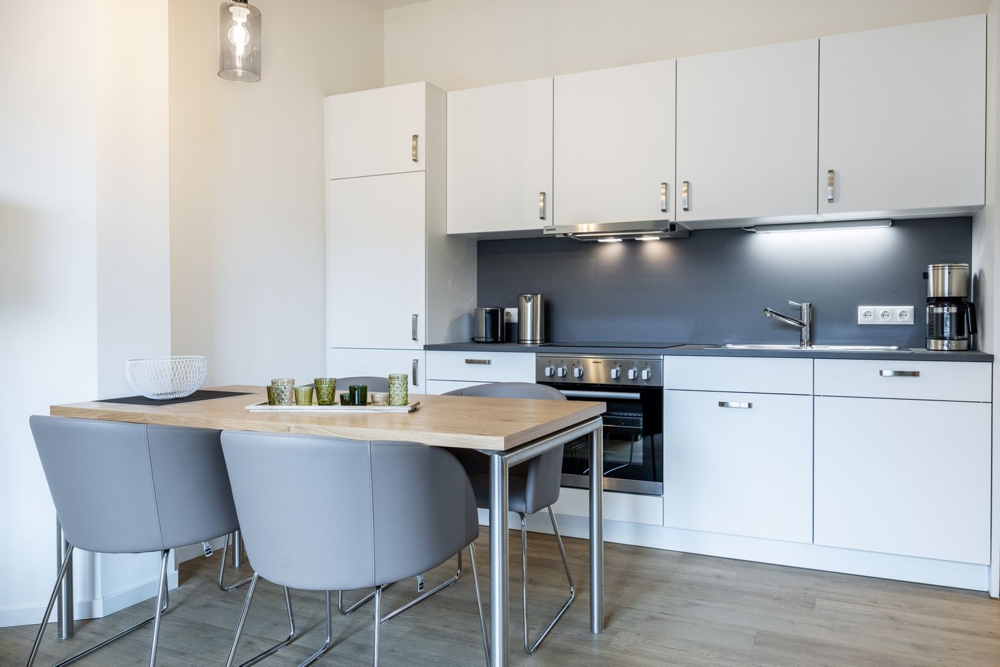 Krusespeicher Krusespeicher 4-53 Wismar - Küchenzeile mit Esstisch und Sitzgelegenheit