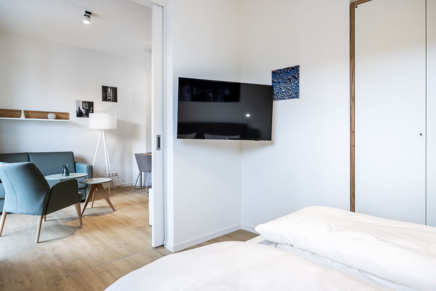 Krusespeicher Krusespeicher 4-53 Wismar - Schlafzimmer mit Doppelbett und Zugang zum Balkon