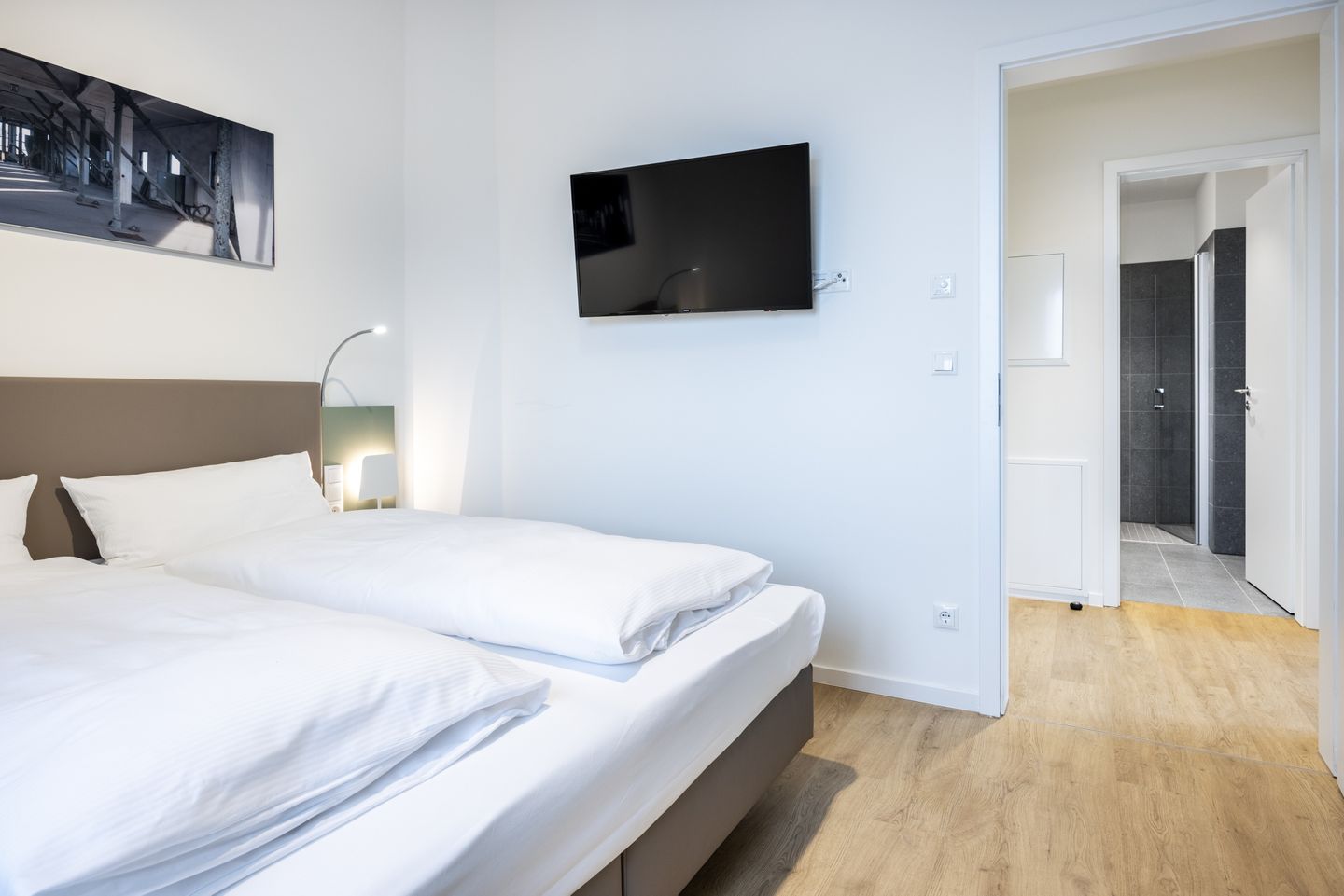 Krusespeicher Krusespeicher 4-55 Wismar - Schlafzimmer mit Doppelbett und Flatscreen TV - gbmv0-01 - Großenbrode