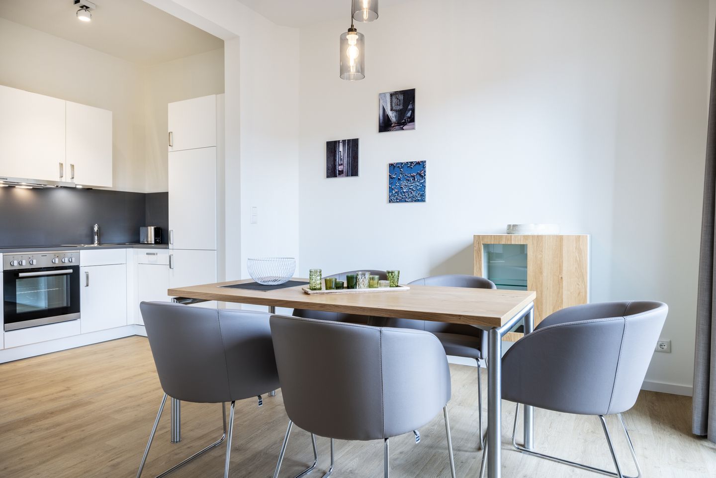 Krusespeicher Krusespeicher 4-55 Wismar - Wohn-Essbereich mit Esstisch und Sitzgelegenheit