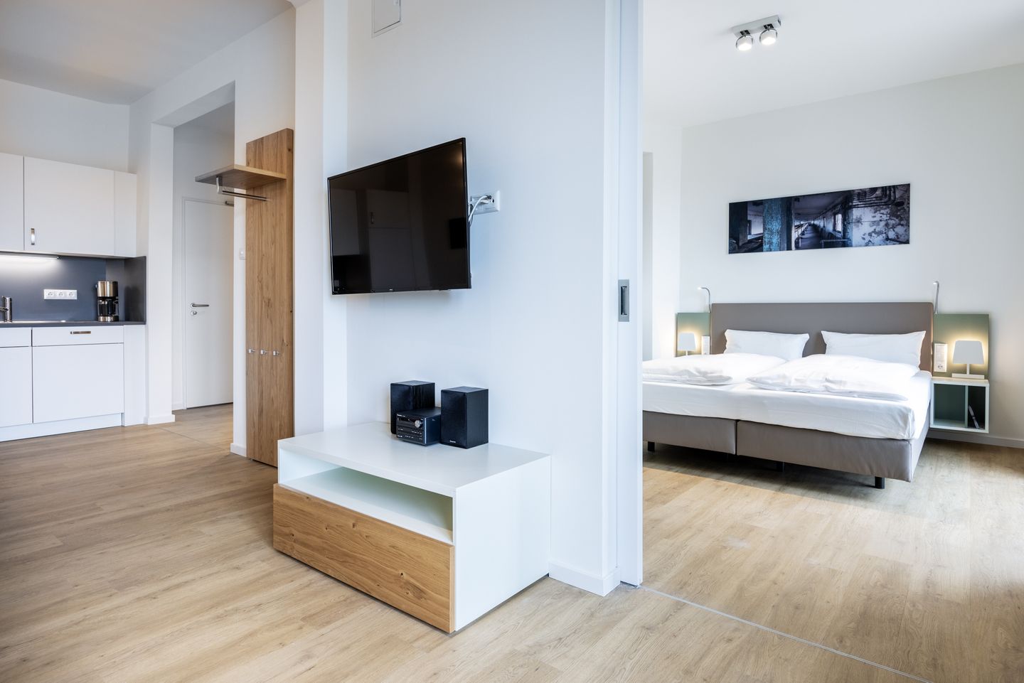 Krusespeicher Krusespeicher 4-57 Wismar - Wohn-Essbereich mit Couch und Flatscreen-TV