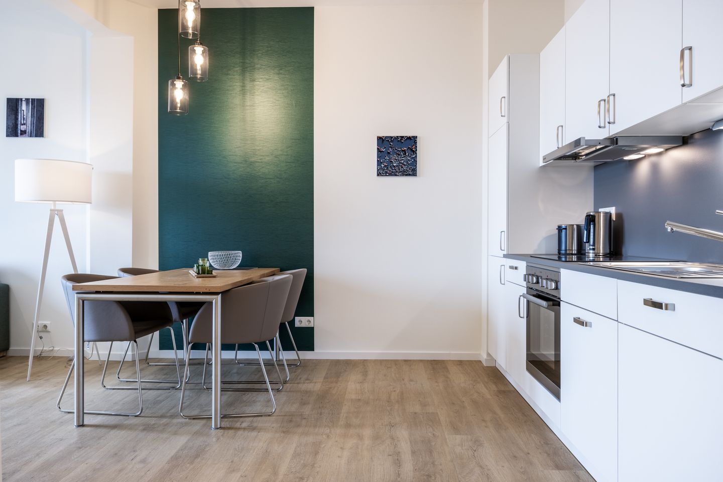 Krusespeicher Krusespeicher 4-57 Wismar - Küchenzeile mit Esstisch und Sitzgelegenheit