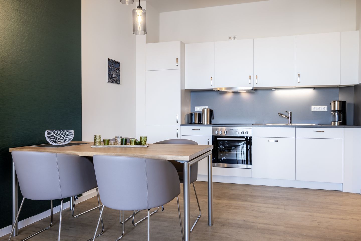 Krusespeicher Krusespeicher 4-58 Wismar - Küchenzeile mit Esstisch und Sitzgelegenheit