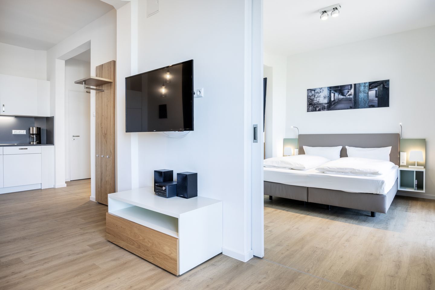 Krusespeicher Krusespeicher 4-58 Wismar - Wohn-Essbereich mit Couch und Flatscreen-TV