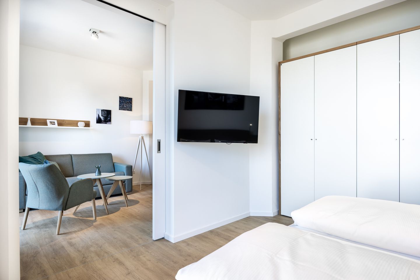 Krusespeicher Krusespeicher 4-59 Wismar - Schlafzimmer mit Doppelbett und Flatscreen TV - gbmv0-01 - Großenbrode