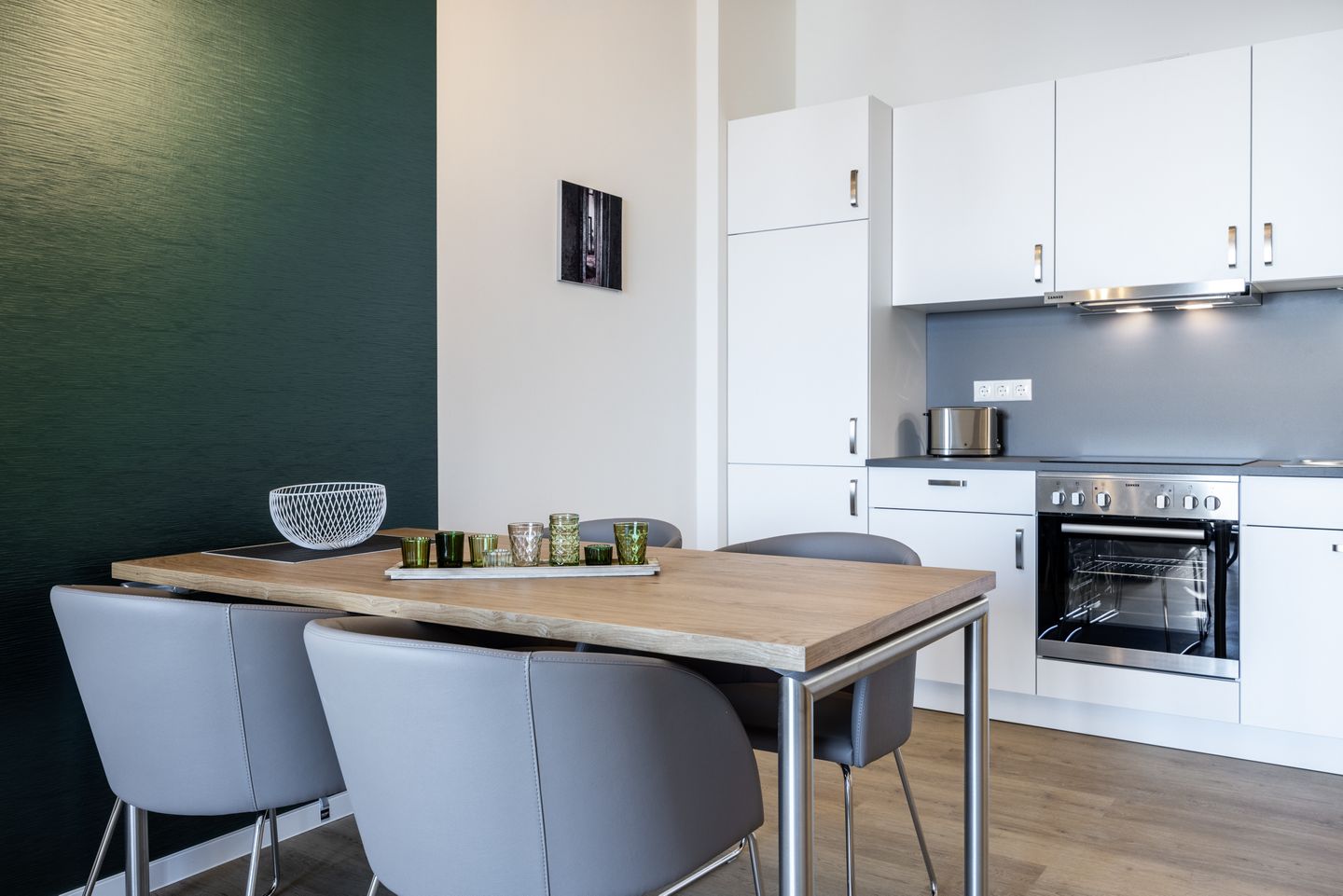 Krusespeicher Krusespeicher 4-59 Wismar - Küchenzeile mit Esstisch und Sitzgelegenheit