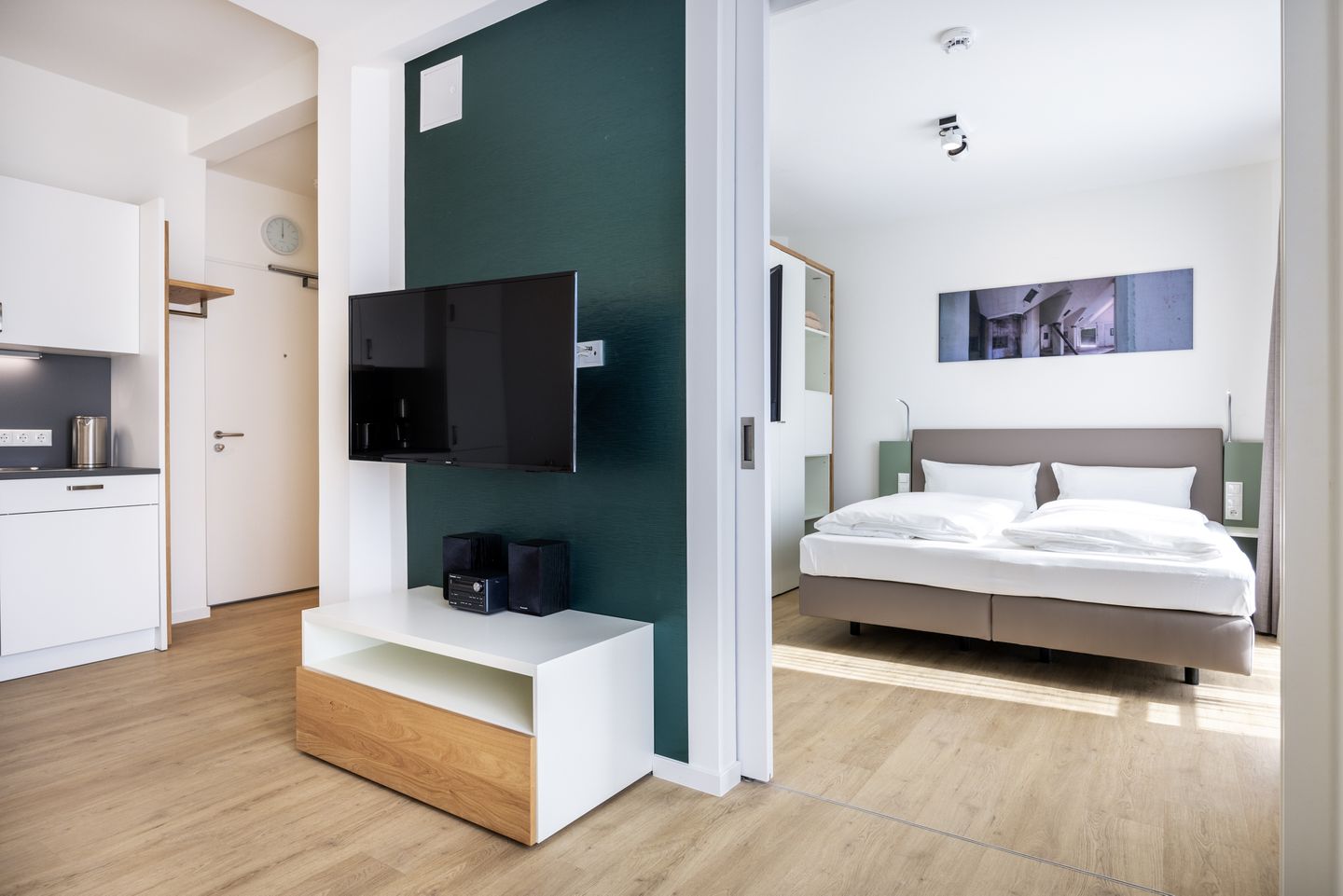 Krusespeicher Krusespeicher 5-61 Wismar - Wohn-Essbereich mit Couch und Flatscreen-TV