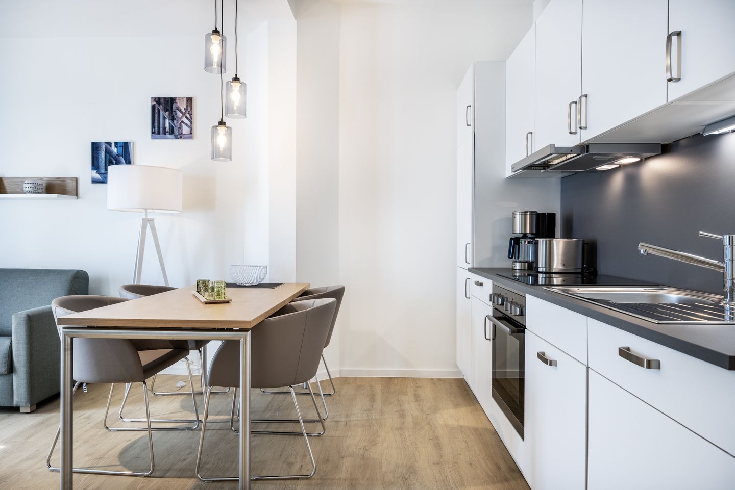 Krusespeicher Krusespeicher 5-61 Wismar - Küchenzeile mit Esstisch und Sitzgelegenheit