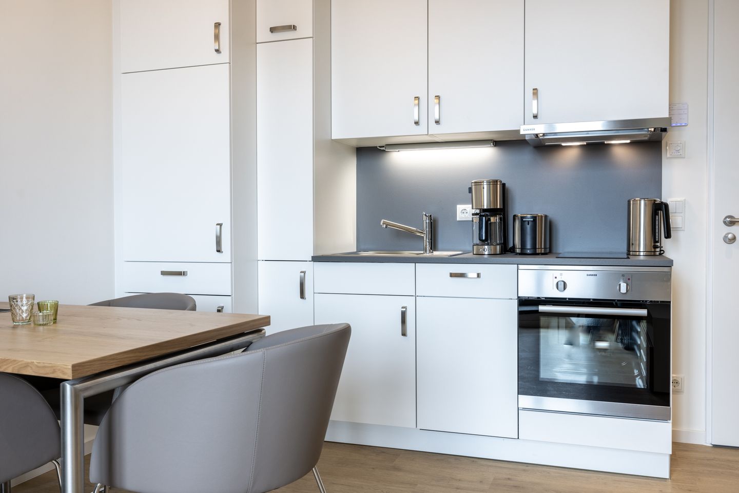 Krusespeicher Krusespeicher 6-69 Wismar - Küchenzeile mit Esstisch und Sitzgelegenheit