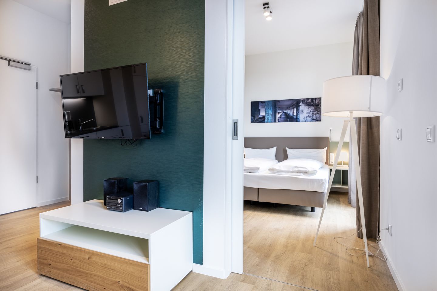 Krusespeicher Krusespeicher 6-69 Wismar - Wohn-Essbereich mit Couch und Flatscreen-TV