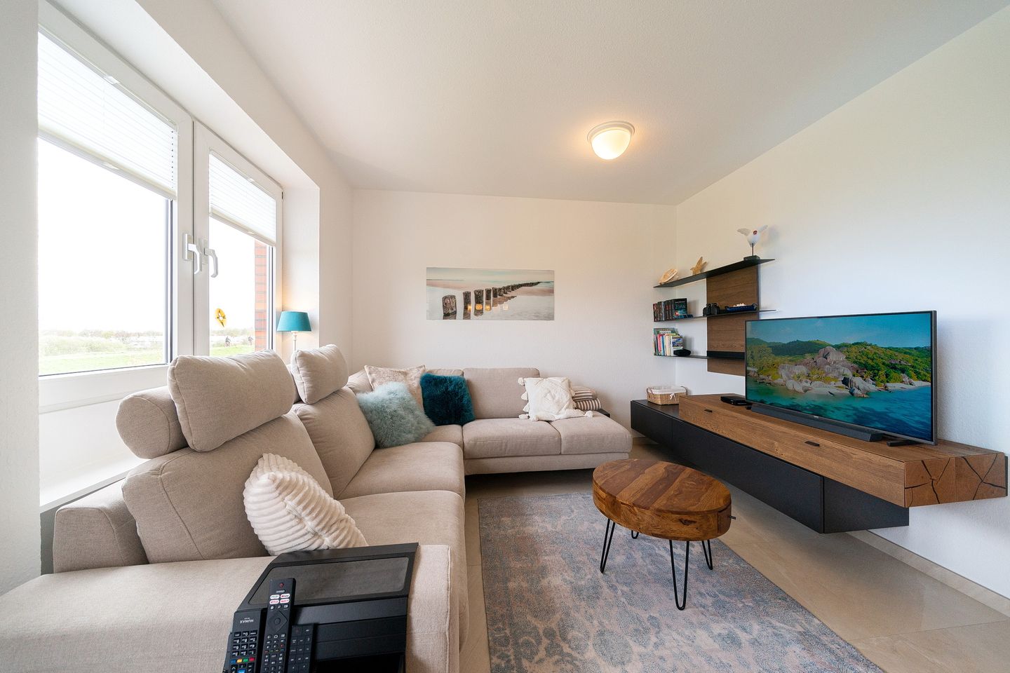 Hus Jadekieker Hus Jadekieker 24 Schillig - Wohnbereich mit Couch und Flatscreen-TV