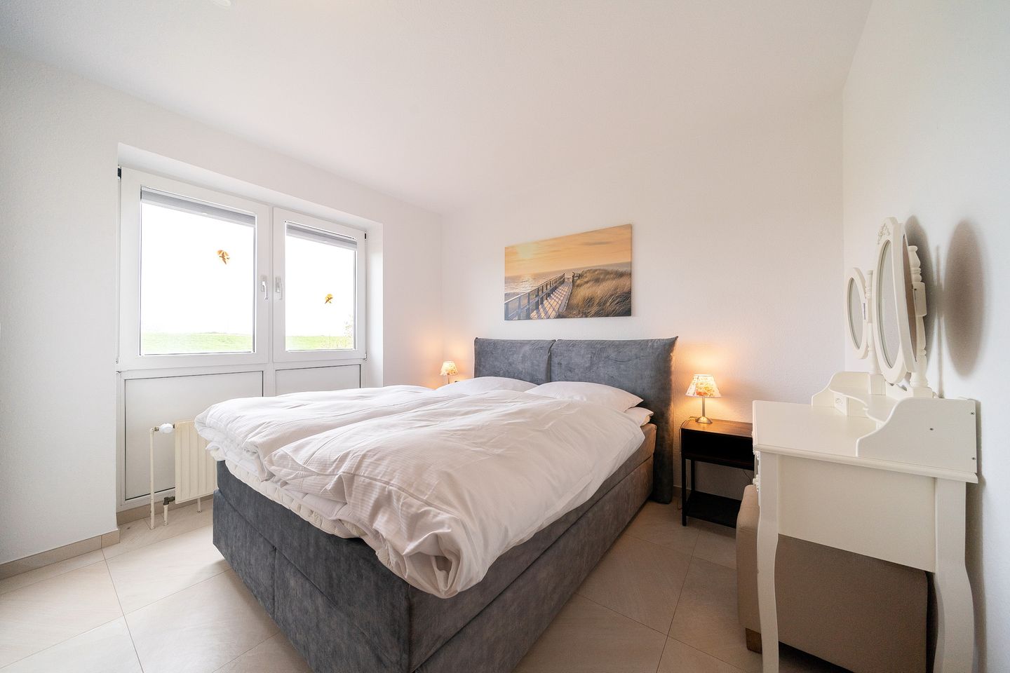 Hus Jadekieker Hus Jadekieker 24 Schillig - Schlafzimmer mit Doppelbett und Schminktisch