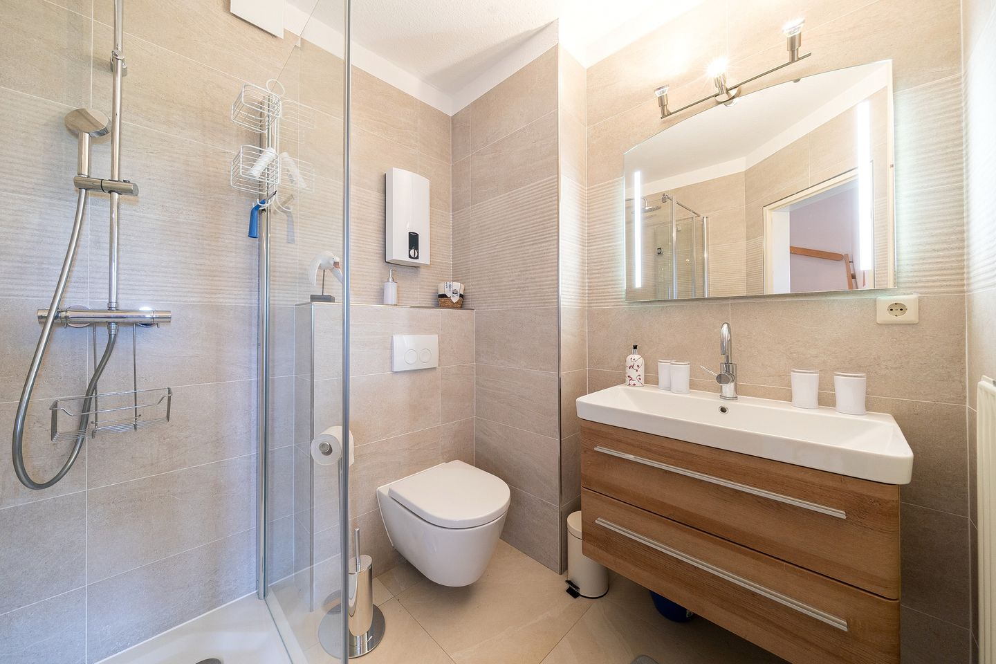 Hus Jadekieker Hus Jadekieker 24 Schillig - Badezimmer mit Dusche, Waschtisch, WC und Spiegel