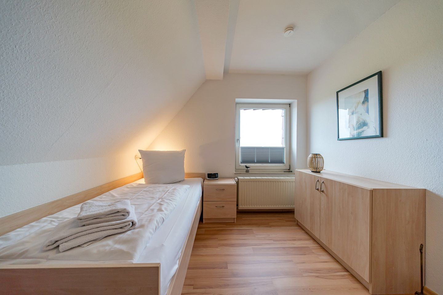 Hus Strandkieker Hus Strandkieker 08 Schillig - Schlafzimmer mit Einzelbett und Sideboard