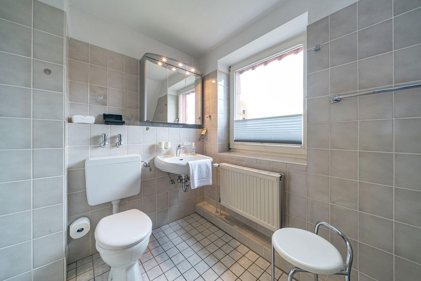 Hus Strandkieker Hus Strandkieker 08 Schillig - Badezimmer mit Waschtisch, WC und Spiegel