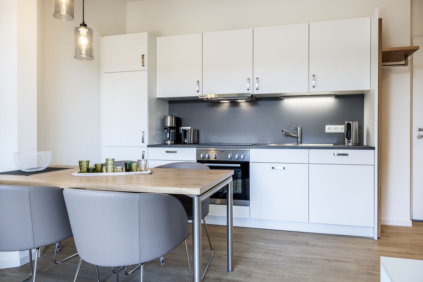 Krusespeicher Krusespeicher 5-62 Wismar - Küchenzeile mit Esstisch und Sitzgelegenheit