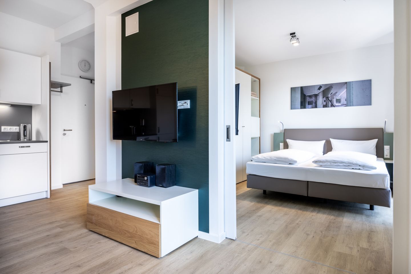 Krusespeicher Krusespeicher 5-62 Wismar - Wohn-Essbereich mit Couch und Flatscreen-TV