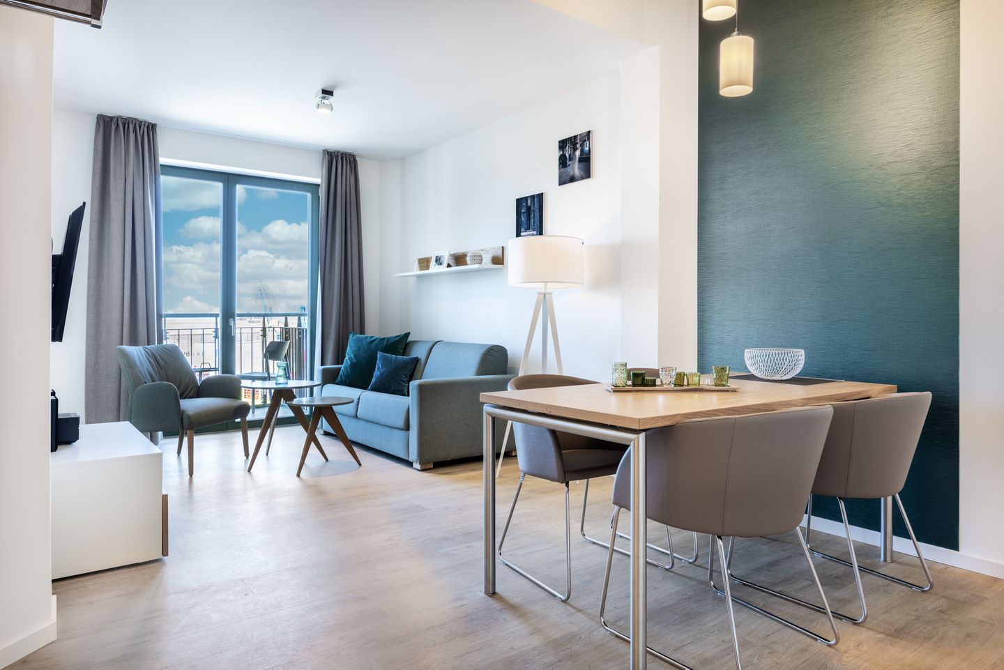 Krusespeicher Krusespeicher 5-65 Wismar - Wohn-Essbereich mit Couch und Esstisch