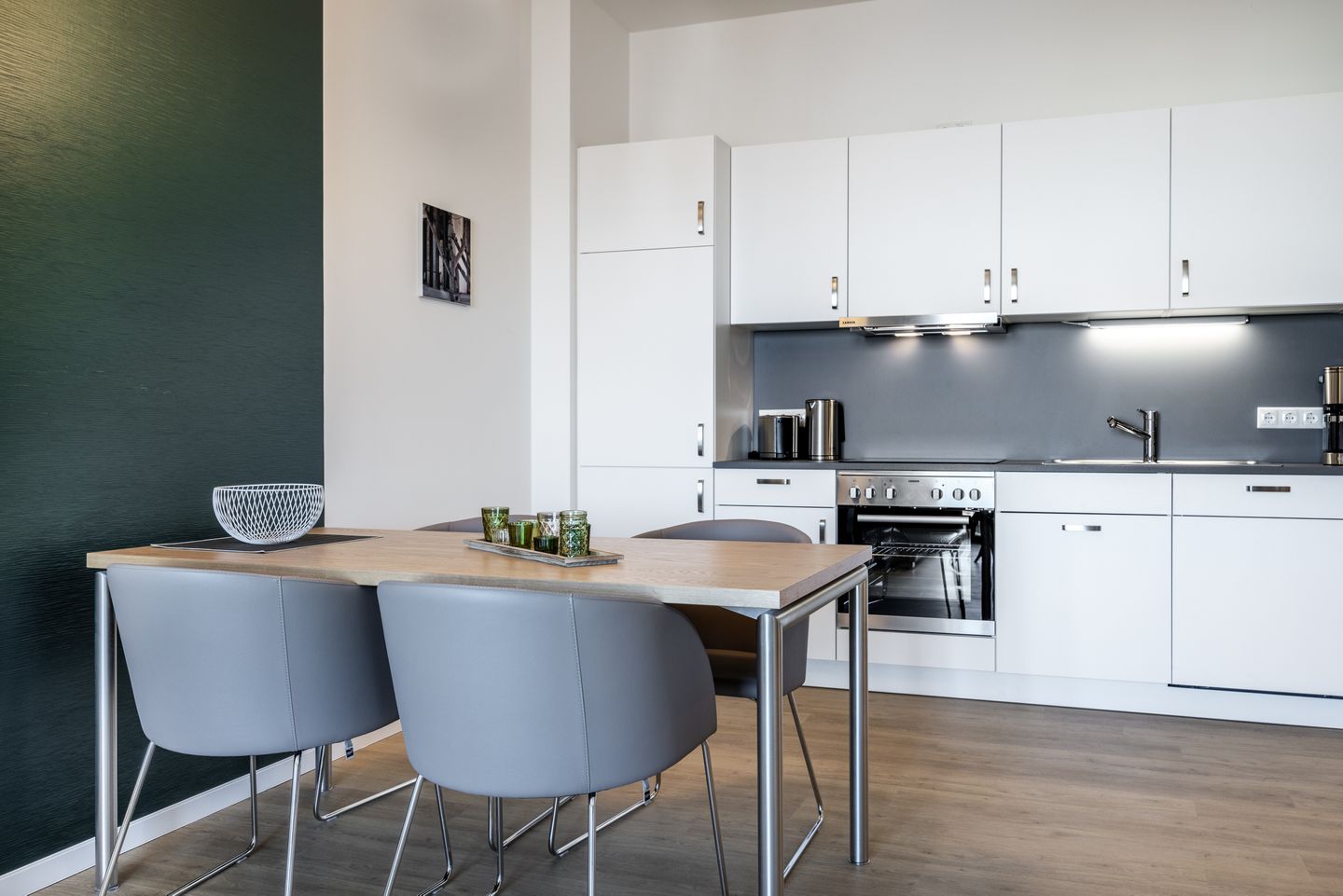 Krusespeicher Krusespeicher 5-65 Wismar - Küchenzeile mit Esstisch und Sitzgelegenheit