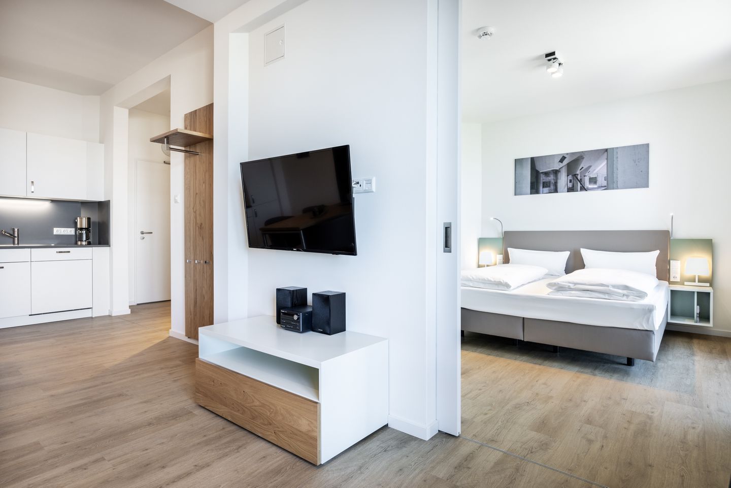 Krusespeicher Krusespeicher 5-65 Wismar - Wohn-Essbereich mit Couch und Flatscreen-TV