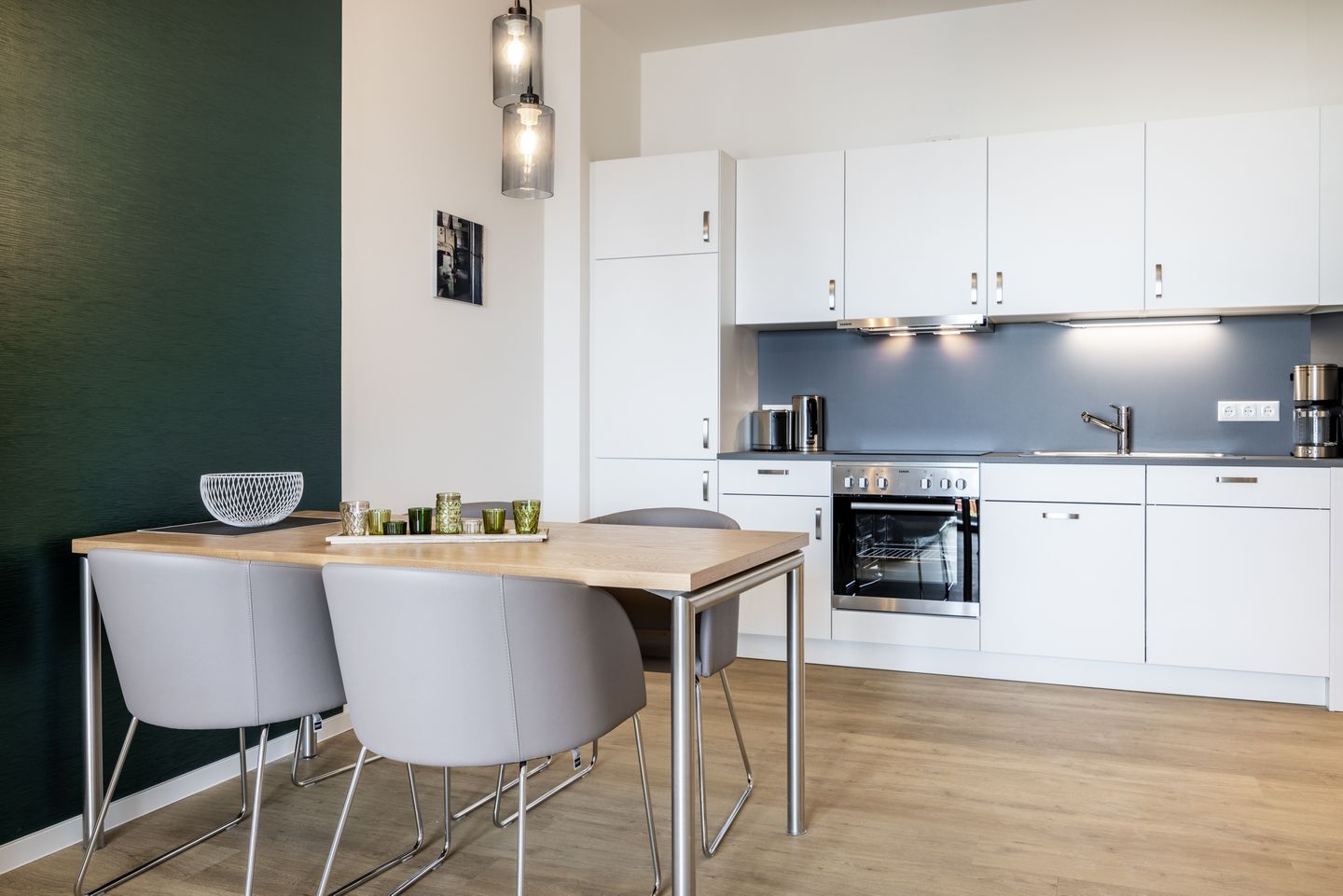 Krusespeicher Krusespeicher 5-66 Wismar - Küchenzeile mit Esstisch und Sitzgelegenheit