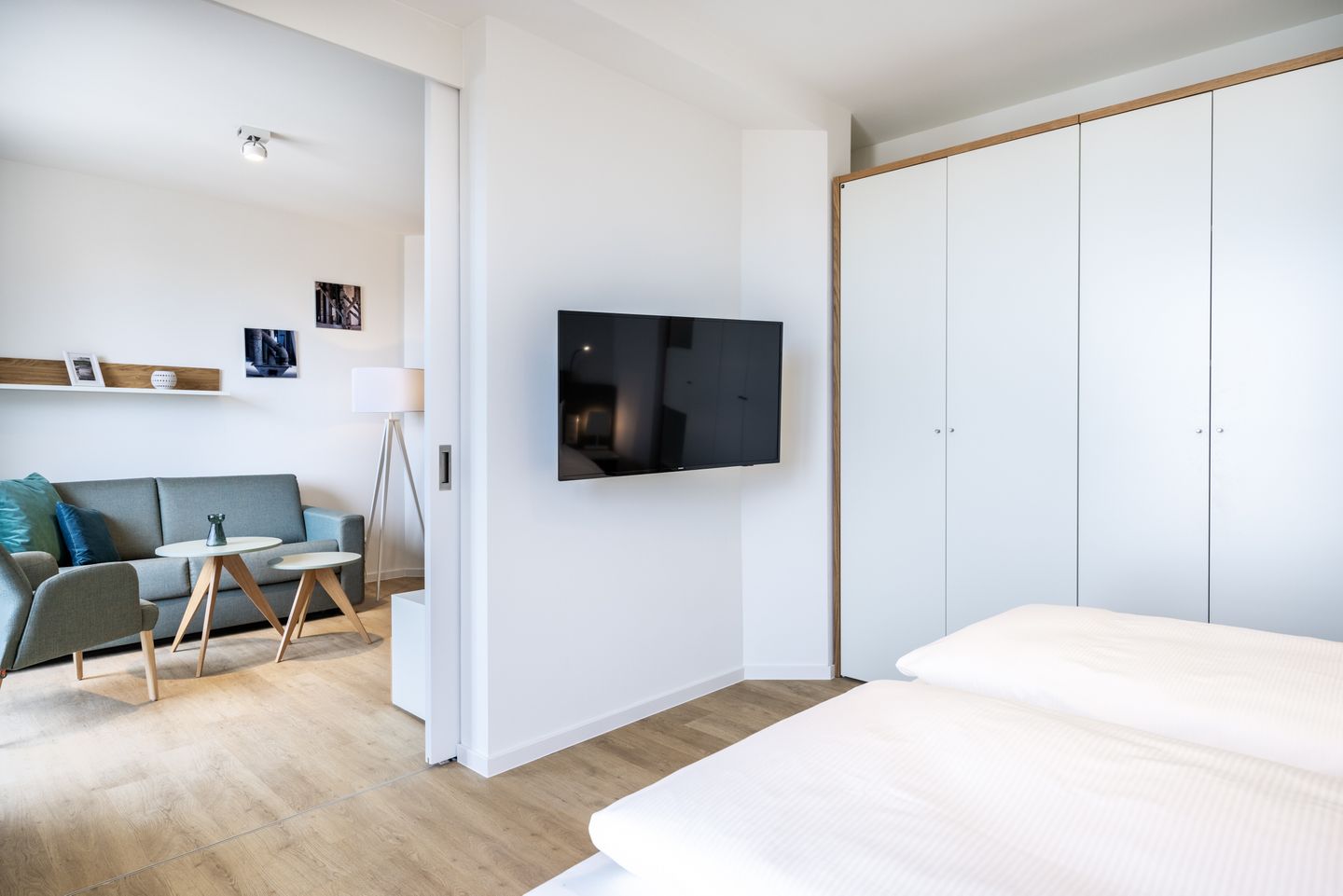 Krusespeicher Krusespeicher 5-66 Wismar - Schlafzimmer mit Doppelbett und Flatscreen TV - gbmv0-01 - Großenbrode