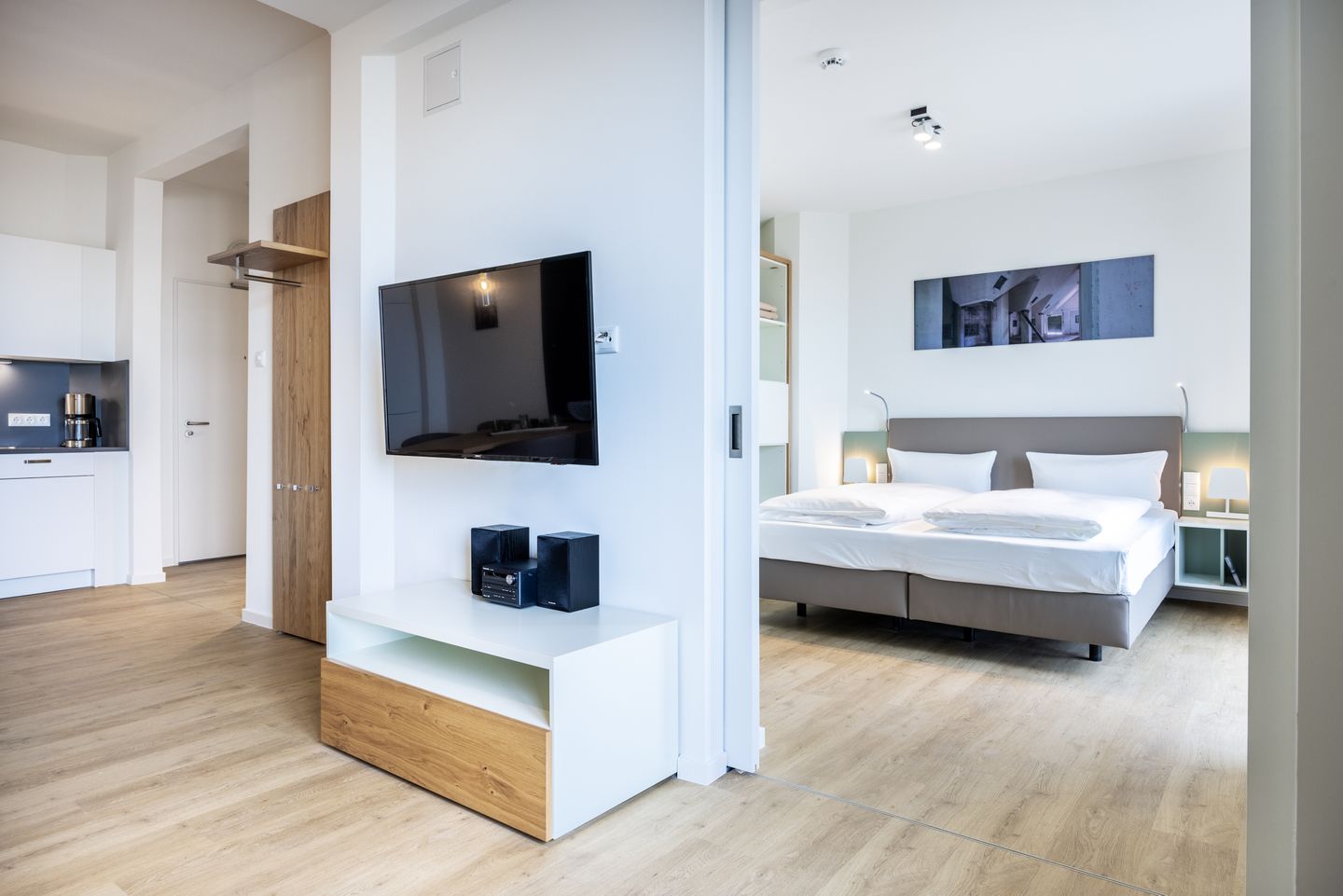 Krusespeicher Krusespeicher 5-66 Wismar - Wohn-Essbereich mit Couch und Flatscreen-TV