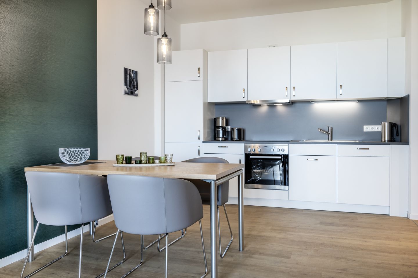 Krusespeicher Krusespeicher 5-67 Wismar - Küchenzeile mit Esstisch und Sitzgelegenheit