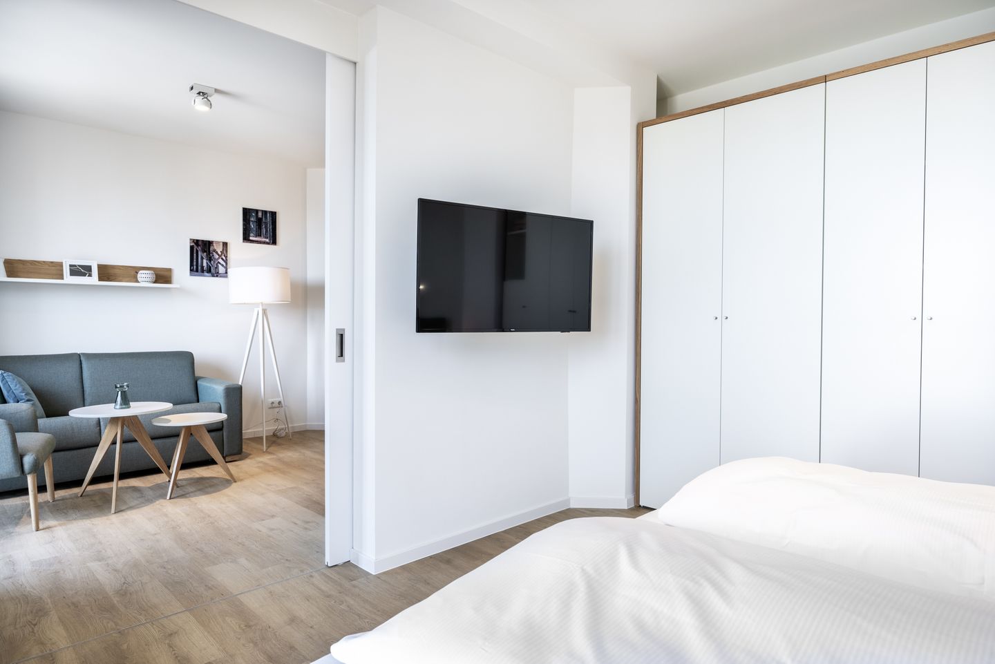 Krusespeicher Krusespeicher 5-67 Wismar - Schlafzimmer mit Doppelbett und Flatscreen TV - gbmv0-01 - Großenbrode