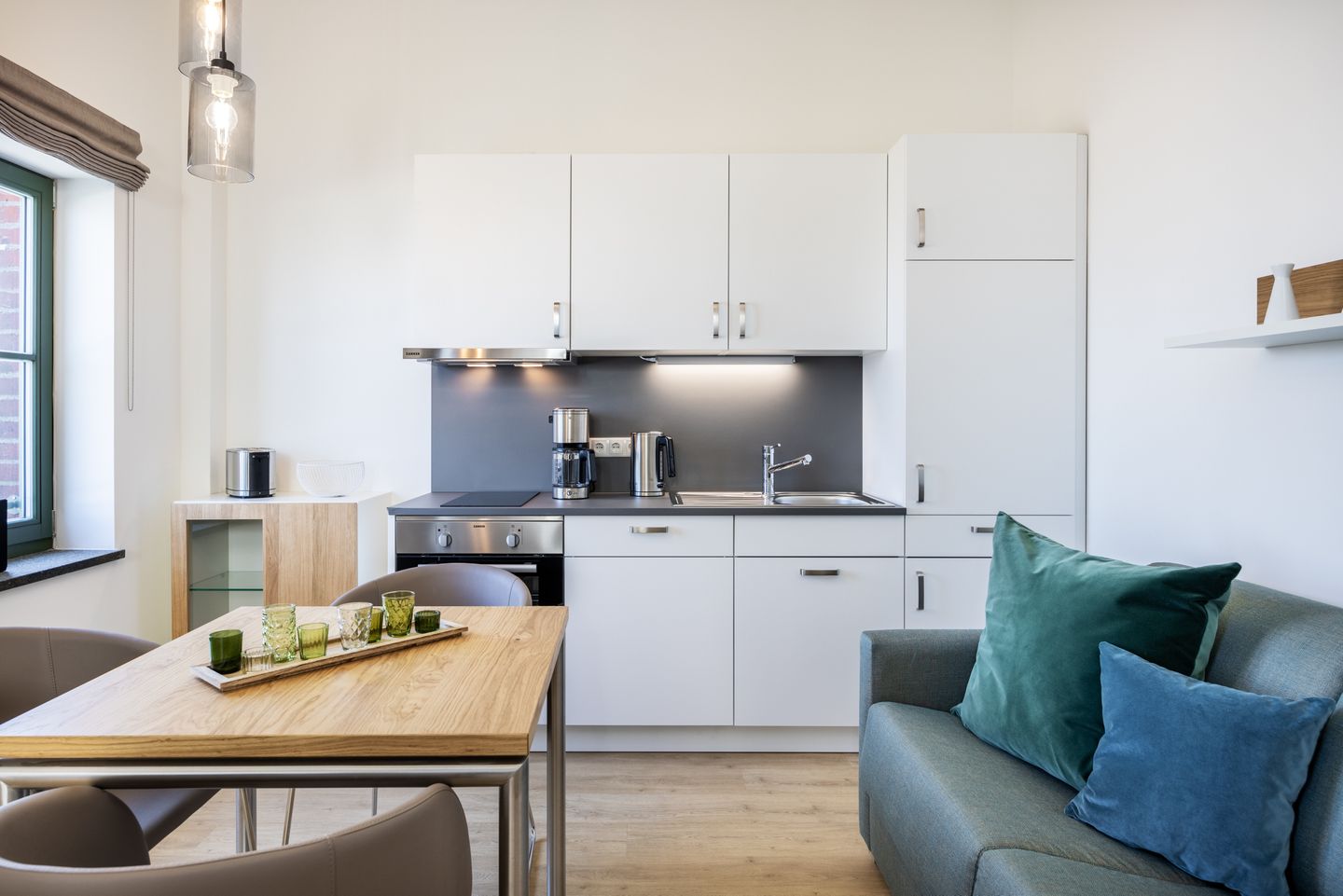 Krusespeicher Krusespeicher 6-68 Wismar - Wohn-Essbereich mit Couch und Küchenzeile