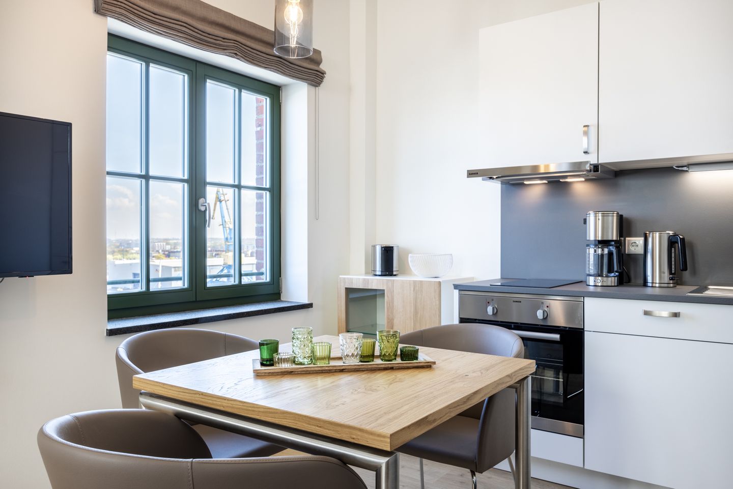 Krusespeicher Krusespeicher 6-68 Wismar - Küchenzeile mit Esstisch und Sitzgelegenheit