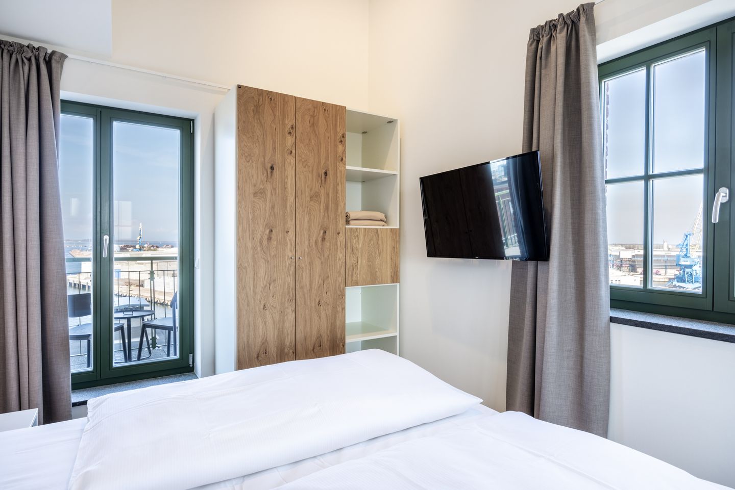 Krusespeicher Krusespeicher 6-68 Wismar - Schlafzimmer mit Doppelbett und Flatscreen TV - gbmv0-01 - Großenbrode