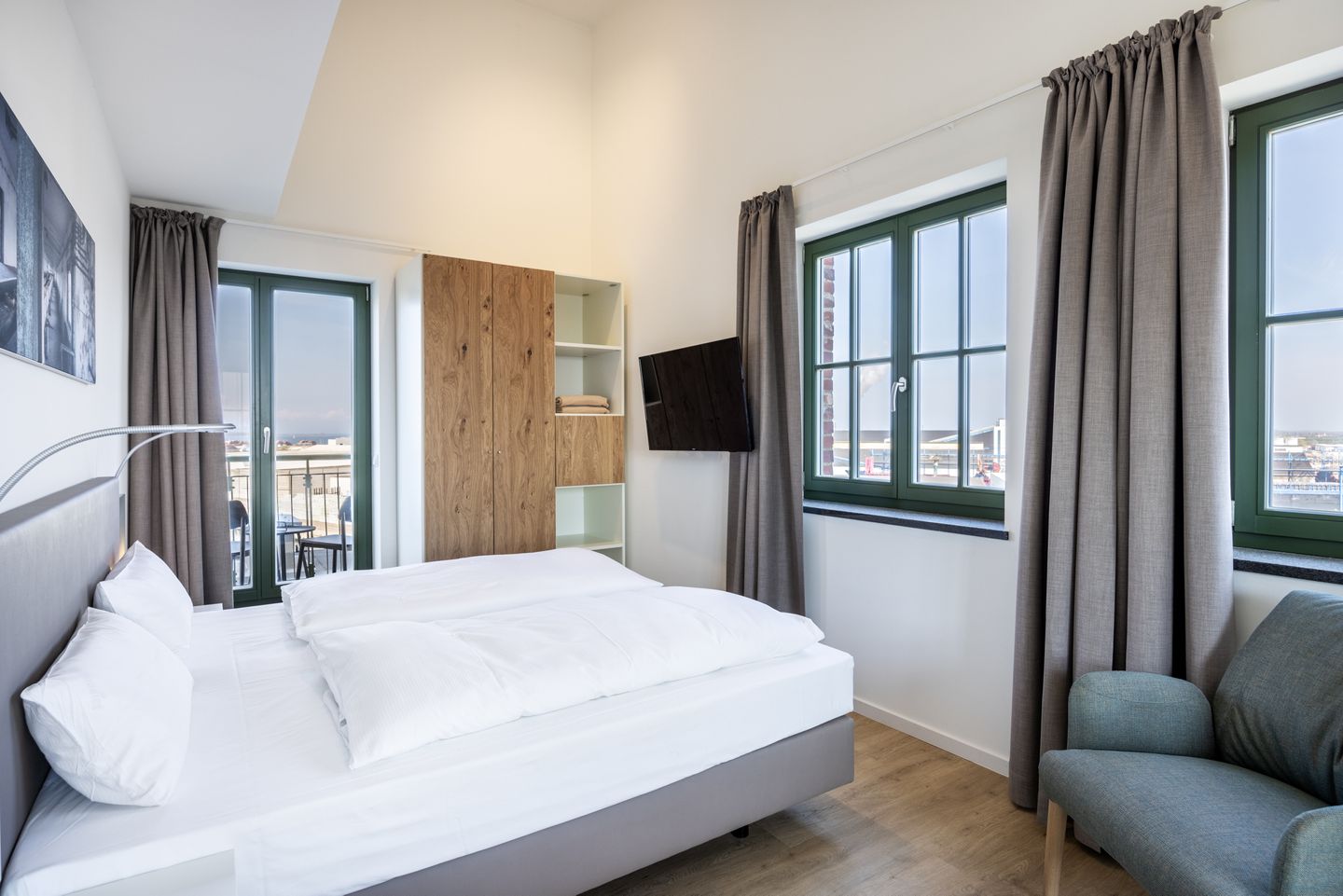 Krusespeicher Krusespeicher 6-68 Wismar - Schlafzimmer mit Doppelbett und Flatscreen TV - gbmv0-01 - Großenbrode