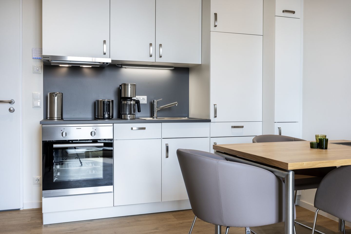 Krusespeicher Krusespeicher 6-71 Wismar - Küchenzeile mit Esstisch und Sitzgelegenheit