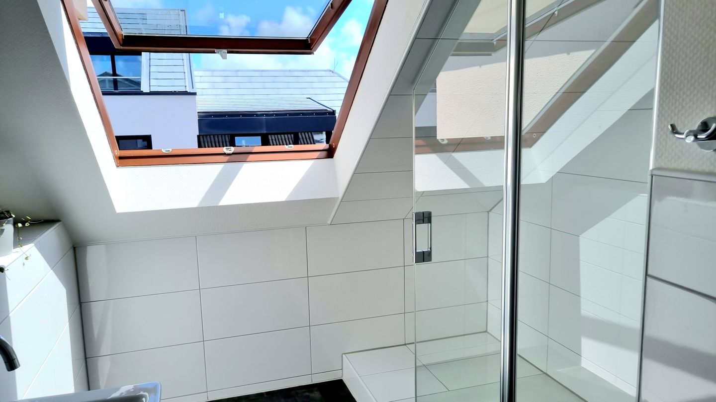 Haus Borkumitte Appartement Mellum Haus Borkumitte - Bad mit großem Dachfenster