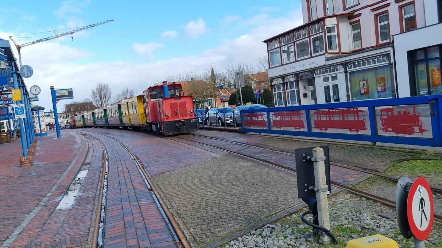 Haus Borkumitte Appartement Mellum Haus Borkumitte - Blick auf die Inselbahn