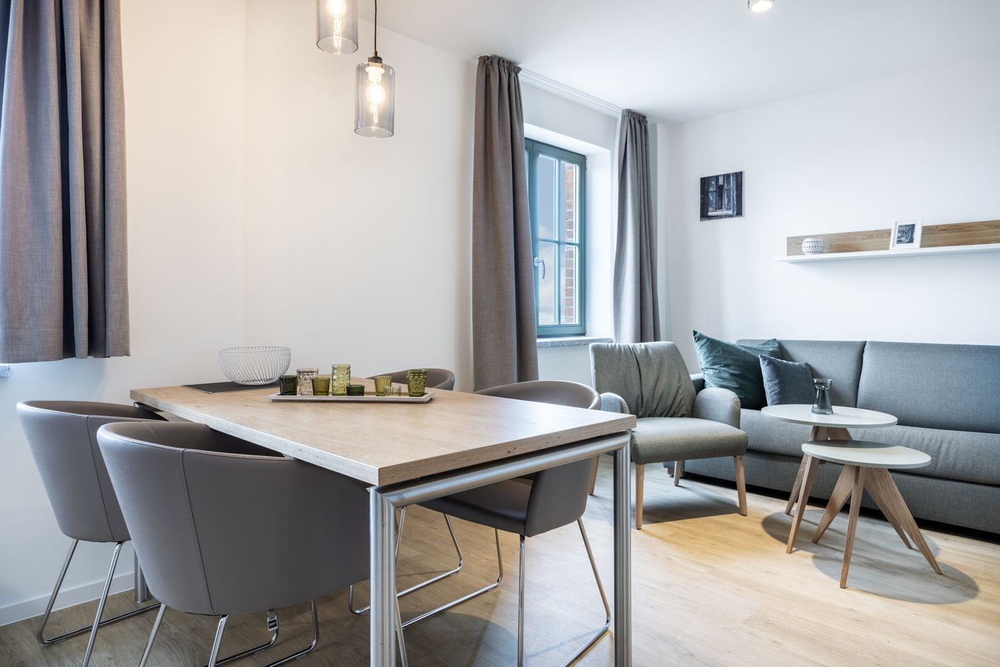 Krusespeicher Krusespeicher 5-60 Wismar - Wohn-Essbereich mit Couch und Esstisch