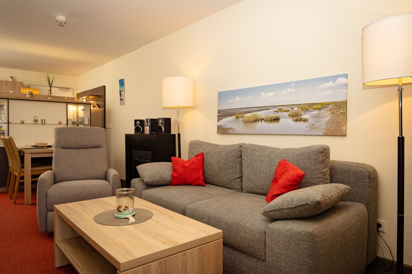 Resort Deichgraf Resort Deichgraf 27-07 Wremen - Wohn-Essbereich mit Couch