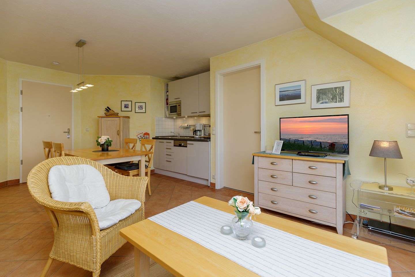 Strandstraße 32 Strandstraße 32-56 Kühlungsborn - Wohnbereich mit Flatscreen-TV