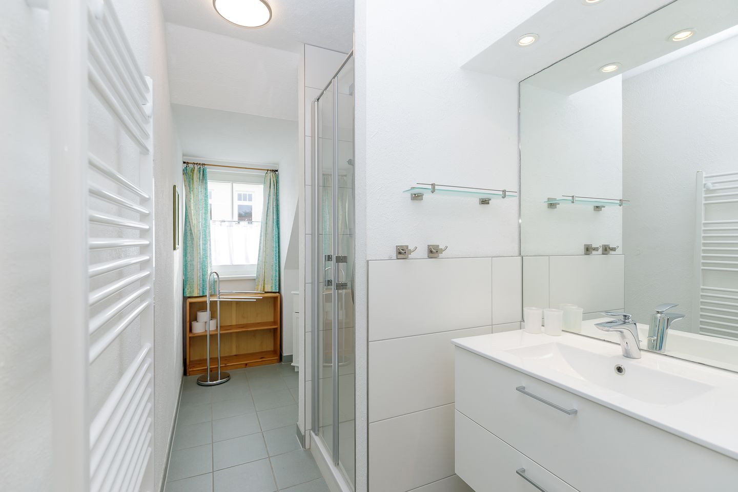 Strandstraße 32 Strandstraße 32-56 Kühlungsborn - Badezimmer mit Waschtisch