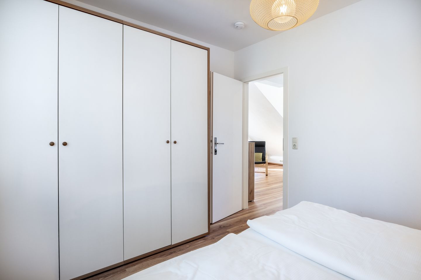 Meeresblick Meeresblick 501 Kühlungsborn - Schlafzimmer mit Doppelbett und Kleiderschrank