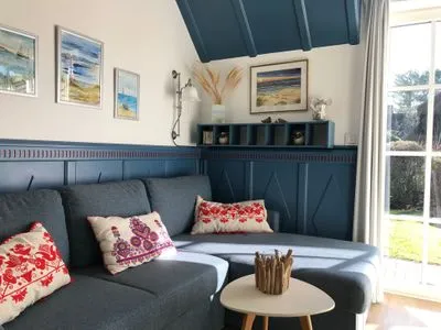 Wohnzimmer mit Flügeltür in den Garten in der Ferienwohnung Reetblick in Norddorf auf Amrum Haus Pesel Ferienwohnung *Reetblick*