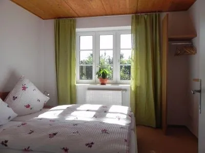 Doppelbettschlafzimmer in der Ferienwohnung Bi Strun Nebel auf Amrum Haus Nordlicht Ferienwohnung *Bi Strun*