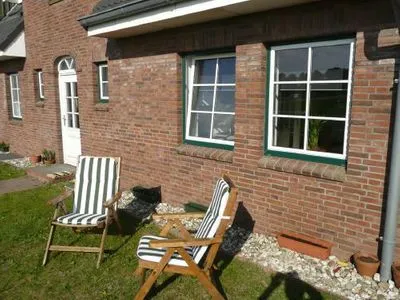 Garten und Gartenstühle am Haus Nordlicht in Nebel auf Amrum Haus Nordlicht Ferienwohnung *Auer Lun*