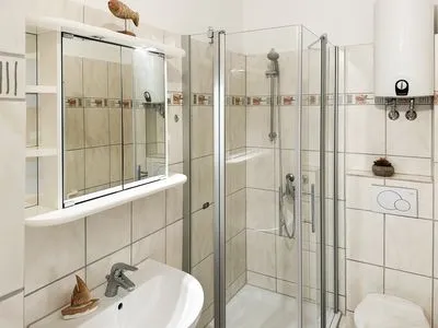 Badezimmer in der Ferienwohnung Wattenmeer in Wittdün auf Amrum Haus Diana Ferienwohnung „Wattenmeer"