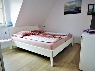 Schlafzimmer mit Doppelbett Neue Reihe Neue Reihe 28 - Wohnung Wolke 7