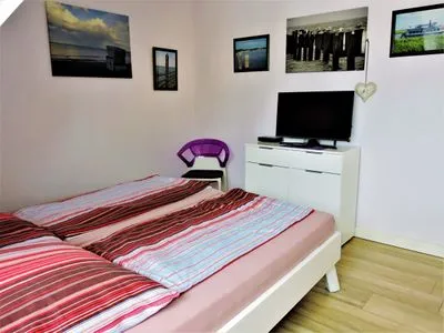 Schlafzimmer mit Doppelbett Neue Reihe Neue Reihe 28 - Wohnung Wolke 7