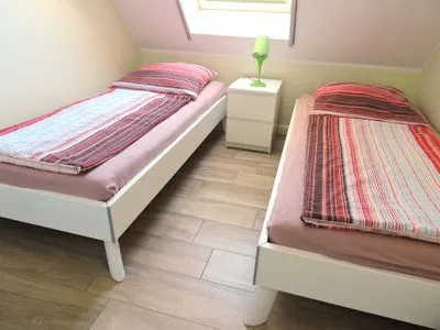 Schlafzimmer mit zwei Einzelbetten Neue Reihe Neue Reihe 28 - Wohnung Wolke 7