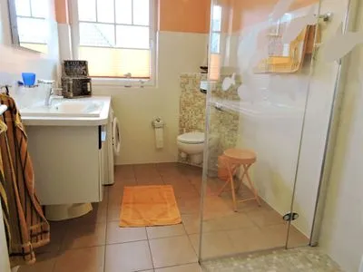 Badezimmer mit Dusche Neue Reihe Neue Reihe 28 - Wohnung Wolke 7